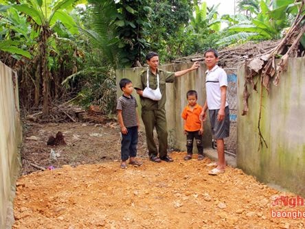 Xả thân cứu người, trưởng công an xã Trung Sơn bị đánh trọng thương