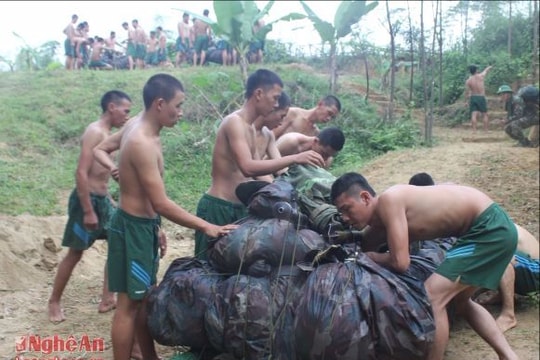 Trung đoàn 335 diễn tập bơi vượt sông có vũ khí