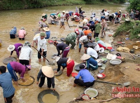 Cả trăm người xuống suối đãi quặng thiếc ở xã biên giới