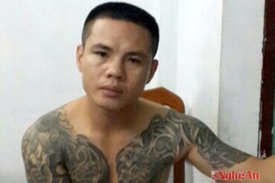 Đi hát karaoke, đâm trọng thương 2 người rồi bỏ trốn