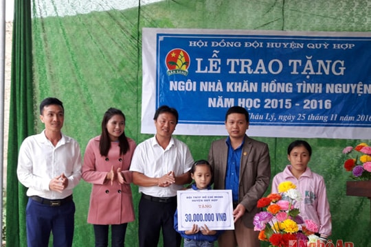 Quỳ Hợp: Trao tặng nhà "Khăn hồng tình nguyện" cho đội viên tiêu biểu