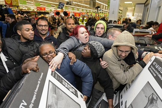 Thụi nhau nhừ tử trong ngày hội giảm giá Black Friday