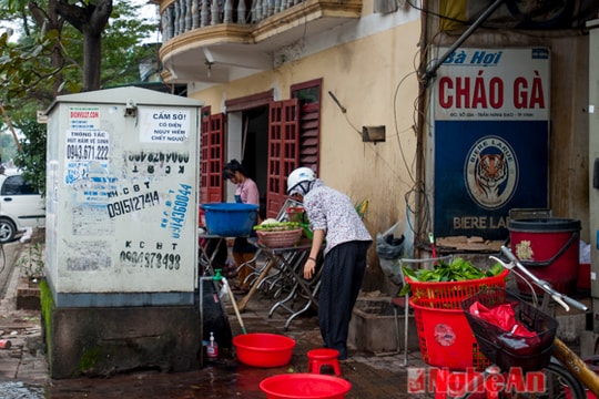 Vô tư kinh doanh bên cạnh 'hộp tử thần'