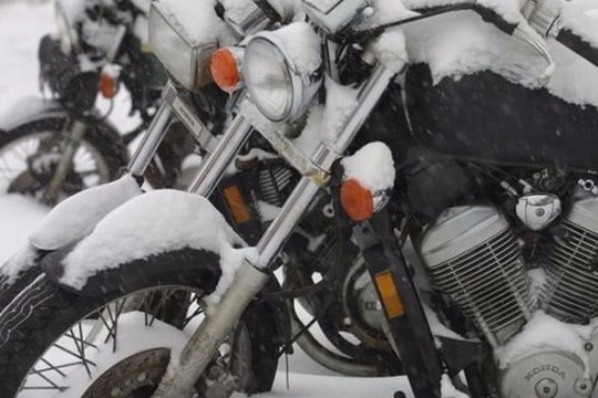 Vì sao xe máy khó khởi động khi trời lạnh?