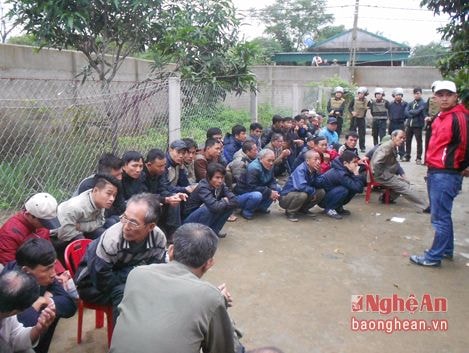 Vây bắt 54 con bạc đang sát phạt trong sới gà 'khủng'