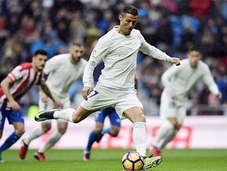 Ronaldo ghi cả hai bàn, Real vượt trước bảy điểm so với Barca