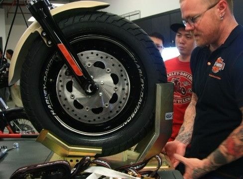 Xem cách thay lốp môtô 4 bánh quá ngoạn mục