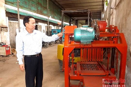 Nông dân sáng chế máy đúc gạch không nung được nhận Bằng khen của Chủ tịch tỉnh