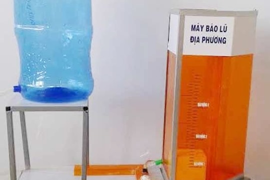 Học sinh miền Trung chế tạo máy báo lũ tự động