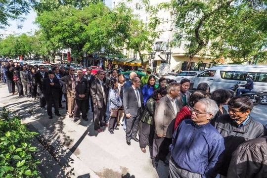 Người Việt xếp hàng dài viếng Chủ tịch Fidel Castro