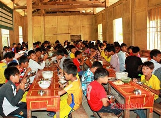 Khoán kinh phí phục vụ việc nấu ăn cho học sinh miền núi