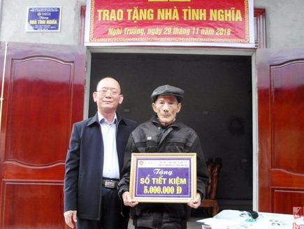 Trao tặng nhà tình nghĩa cho thân nhân liệt sỹ ở Nghi Lộc