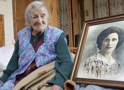 Bí quyết sống lâu khó tin của cụ bà cao tuổi nhất thế giới