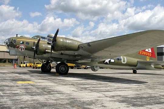 Cận cảnh Pháo đài bay B-17G 'Thunderbird' giữa trời xanh