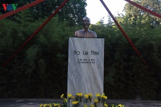 Chủ tịch Quốc hội đặt vòng hoa tại tượng đài Hồ Chí Minh tại Cuba