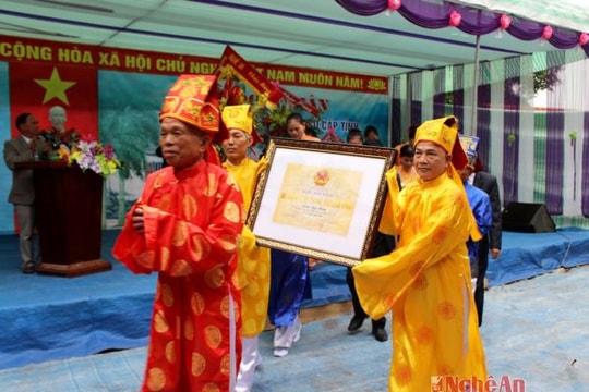 Đón bằng Di tích lịch sử đình Đức Nậm