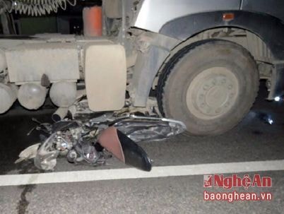 Xe máy lao vào gầm ô tô, ba thanh niên chết thảm trong đêm