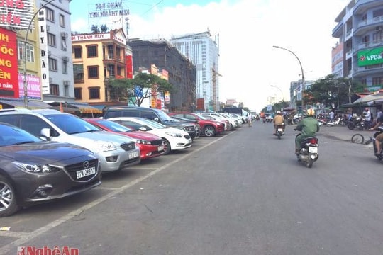 Giải tỏa hàng rong lấn chiếm giao thông ở khu vực chợ Vinh