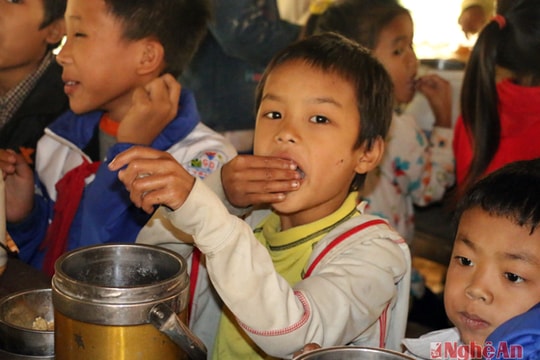 Bữa trưa ăn bốc của học sinh Khơ Mú