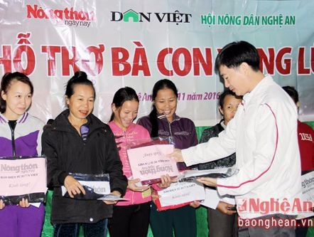 Tặng 27 suất quà cho bà con nông dân vùng lũ