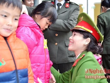 Công an tỉnh tặng quà tại xã Nga My, Tương Dương