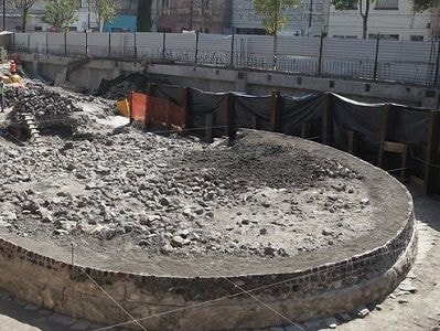 Khai quật đền thờ thần gió dưới móng siêu thị