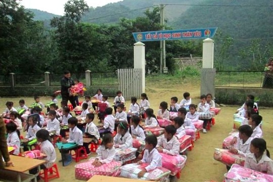 Tặng chăn ấm cho học sinh nghèo Khơ mú