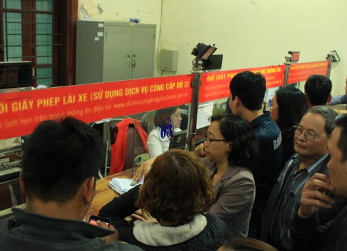 Bỏ hạn chót phải đổi bằng lái ôtô sang thẻ nhựa