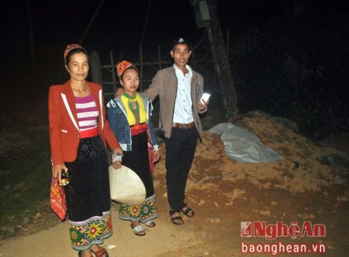 Gái Thái được rước về nhà chồng lúc nửa đêm