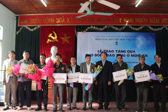 Gần 150 hộ người Thái được tặng tivi