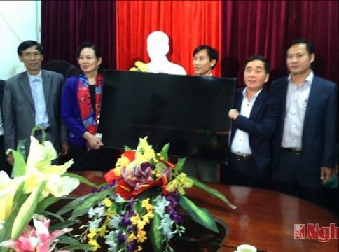 Phó Chủ nhiệm Uỷ ban kiểm tra TW trao tặng  ti vi cho các trường học