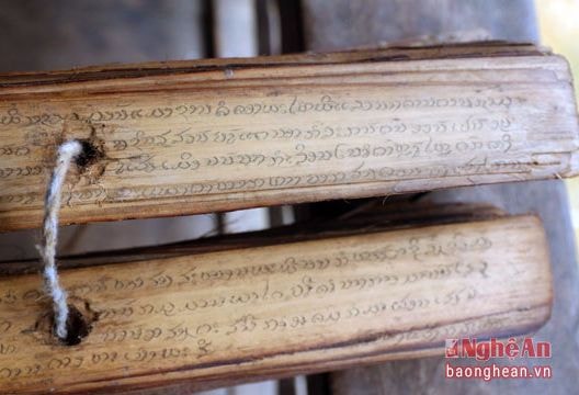 Cuốn sách cổ bằng lá cây quý hiếm ở miền Tây xứ Nghệ