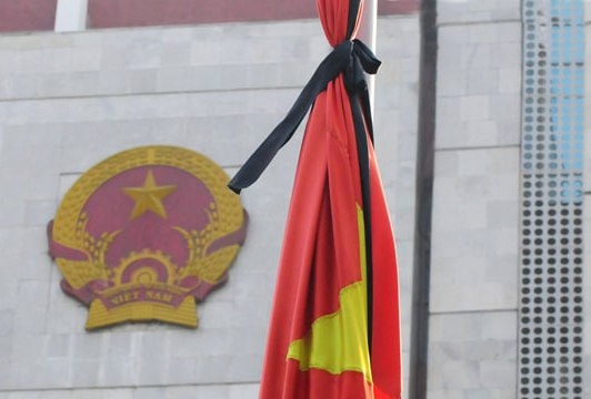 Cờ rủ khắp phố Hà Nội trong ngày Quốc tang lãnh tụ Fidel Castro