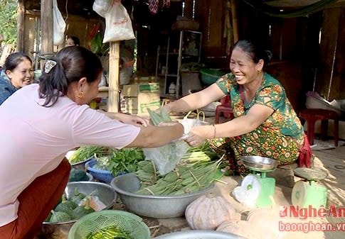 Phụ nữ bản Phòng góp quỹ tiết kiệm phát triển kinh tế