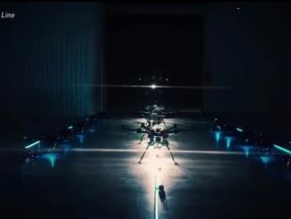 Anh dùng máy bay không người lái làm đèn đường di động