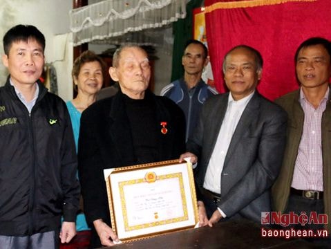 Trao tặng Huy hiệu 70 năm tuổi đảng cho đảng viên cao tuổi