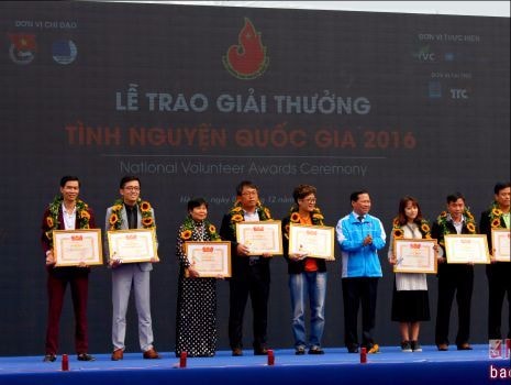 CLB hiến máu Đại học Y khoa Vinh nhận Giải thưởng tình nguyện quốc gia năm 2016
