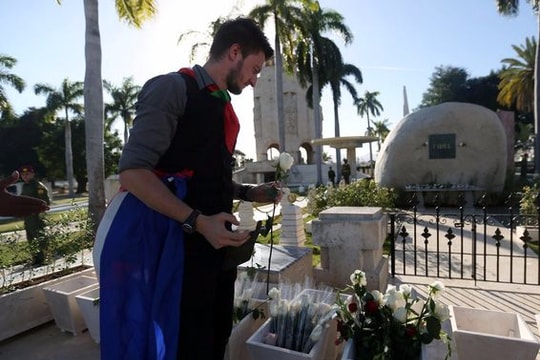 Những người dân Cuba đầu tiên được vào viếng mộ lãnh tụ Fidel Castro