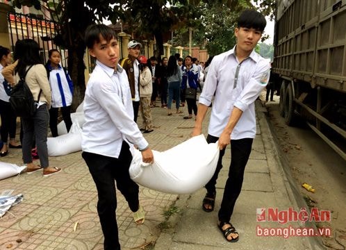 Tiếp nhận và cấp phát hơn 36 tấn gạo hỗ trợ học sinh thuộc diện khó khăn