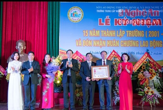 Trường Trung cấp nghề  Kinh tế - Công nghiệp - Thủ công nghiệp Nghệ An đón nhận Huân chương Lao động hạng Nhì