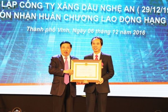 Công ty Xăng dầu Nghệ An đón nhận Huân chương lao động hạng Nhất