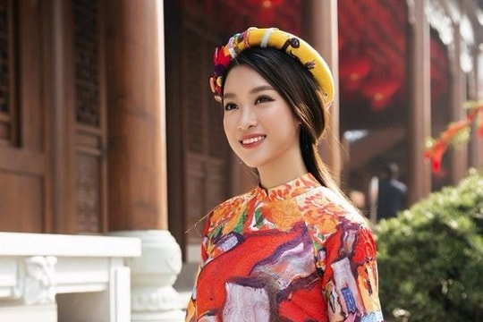 Hoa hậu Mỹ Linh diện áo dài đi lễ chùa ở Thượng Hải