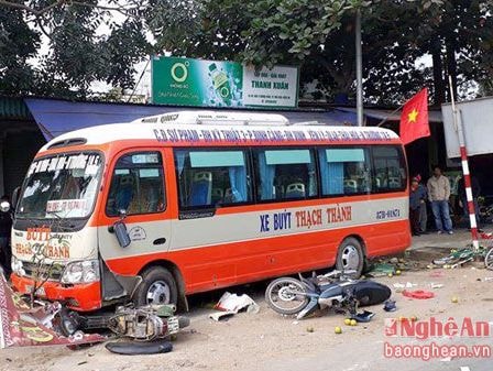 Xe buýt Thạch Thành mất lái cuốn cán bộ xe buýt Đông Bắc vào gầm