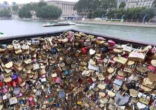 Paris bán khóa tình yêu để quyên tiền cho người di cư