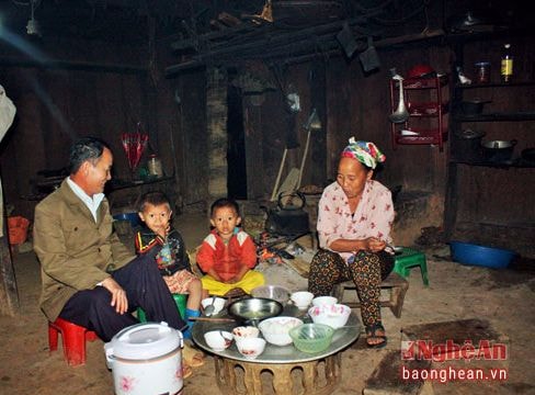 Kỳ lạ thói quen ăn cơm với nước lã của người Mông xứ Nghệ