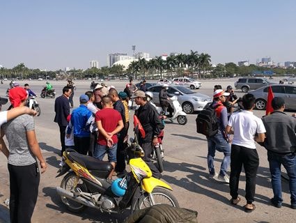 Trước giờ bóng lăn: Dân phe vé, trông xe 'được mùa' ở sân Mỹ Đình