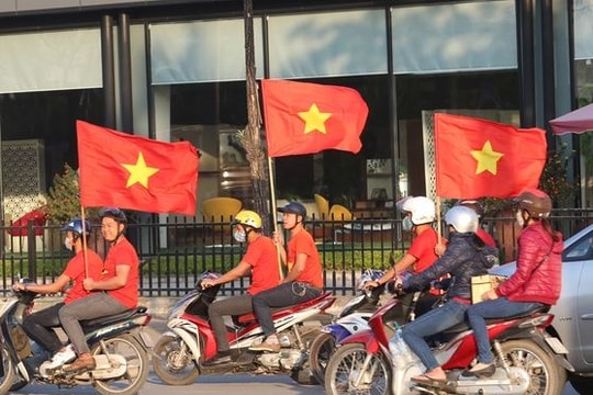 Mỹ Đình rợp cờ đỏ sao vàng trước giờ G