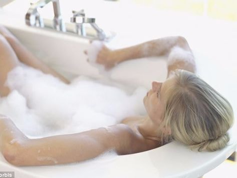 Mùa đông tắm như thế nào để không làm hỏng tóc và da