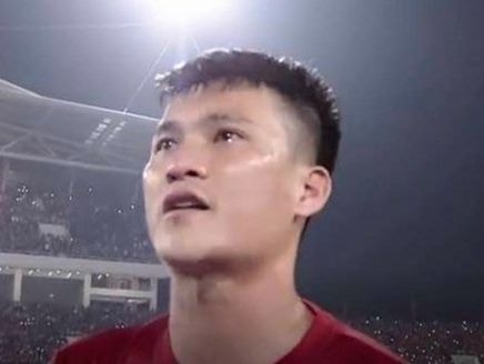 Công Vinh giã từ sự nghiệp, gọi điện cho Thuỷ Tiên khóc nức nở