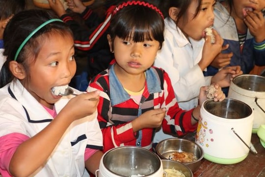 Duy trì bữa ăn bán trú: 'Trông' vào huy động xã hội hóa
